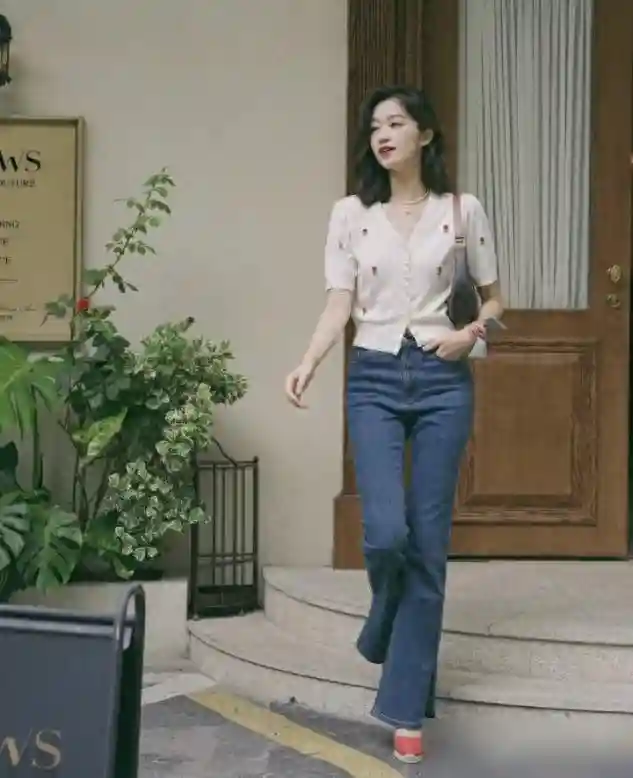 今年流行的“法式衫”，很适合三四十岁的女人，时髦优雅还百搭