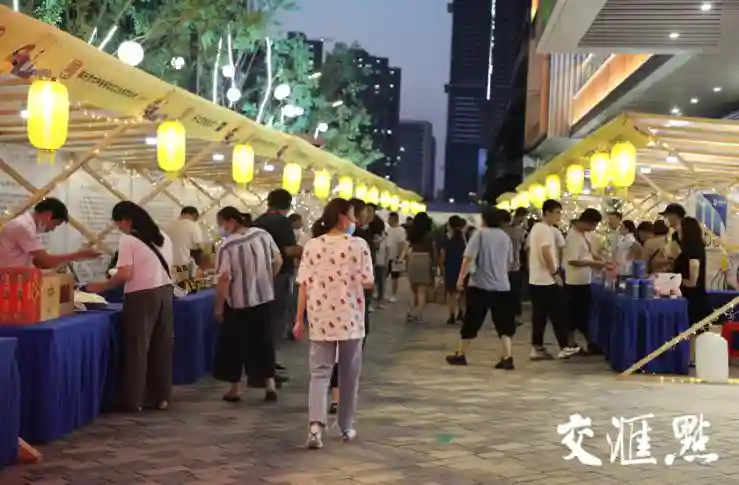 百年醋王卖雪糕、千年非遗入夜市......老字号与年轻人，“双向奔赴”还有多远？