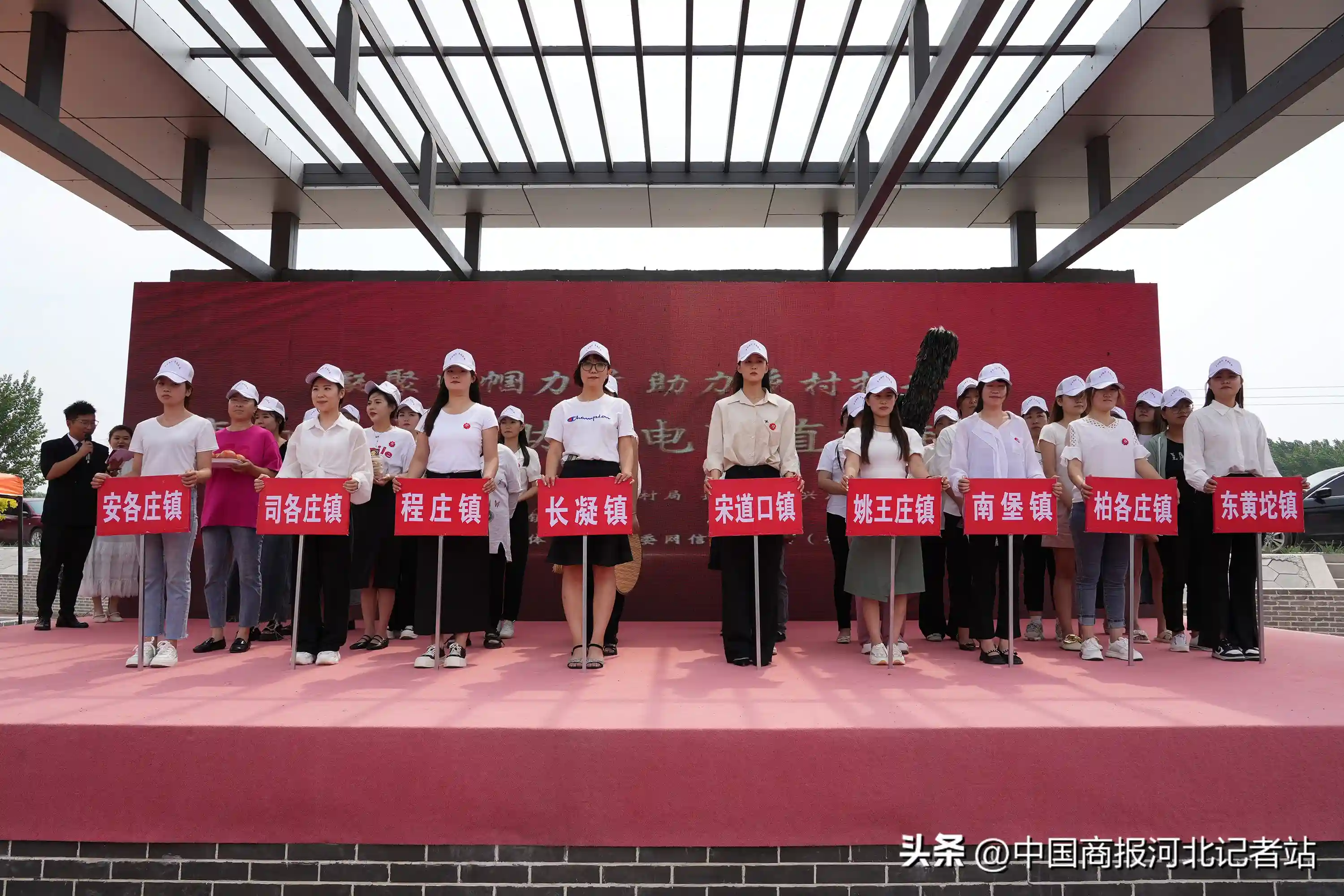 河北滦南：巾帼助农电商直播赶大集