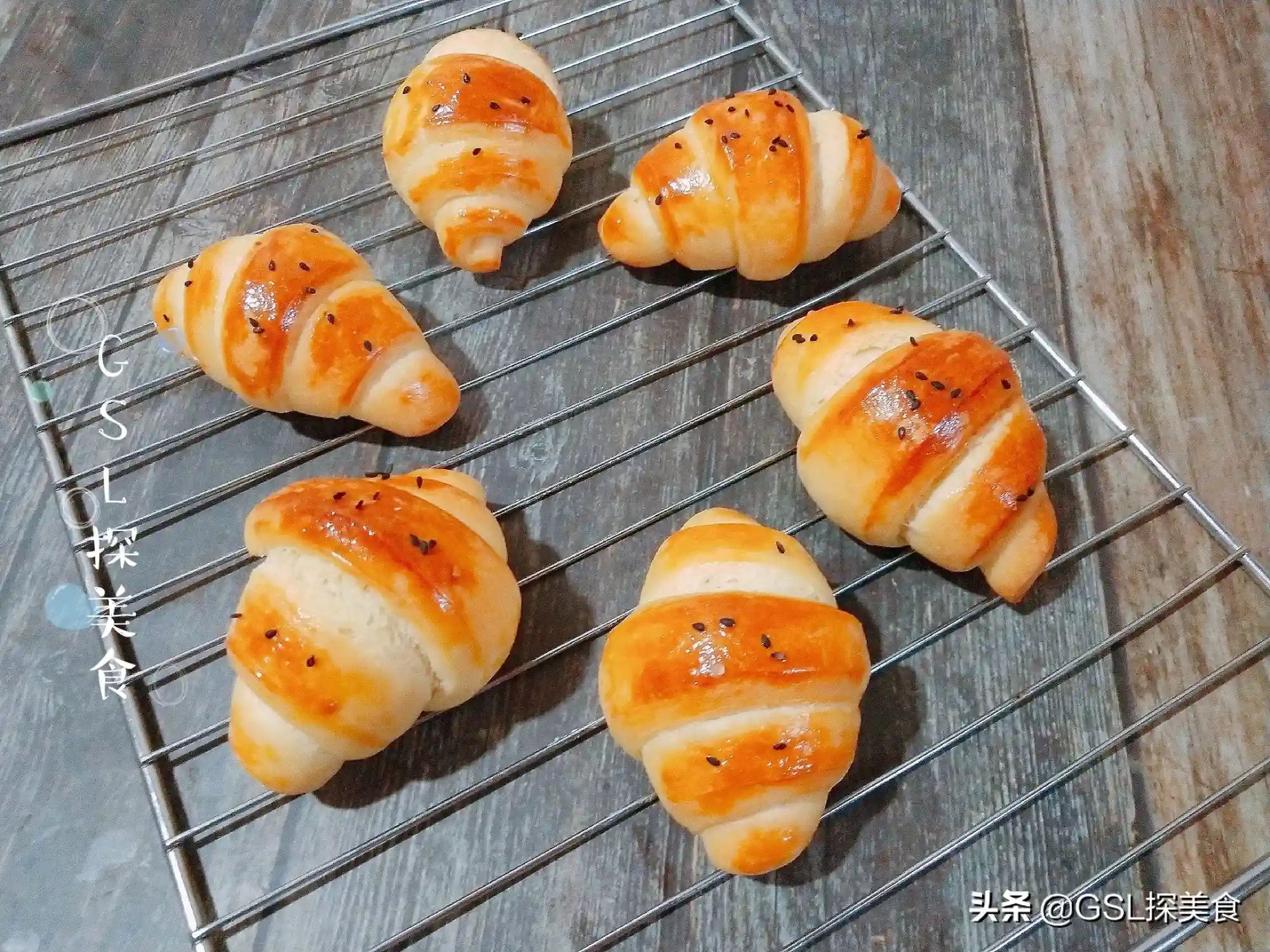 牛角面包教你简单做法，松软可口，以后再也不用去面包店了