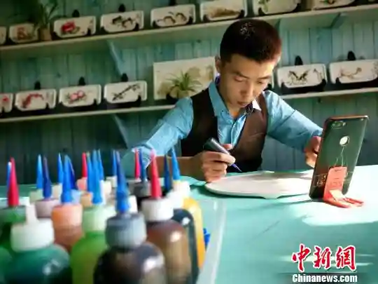 90后小伙用果酱画画：花鸟鱼虫活灵活现（图）