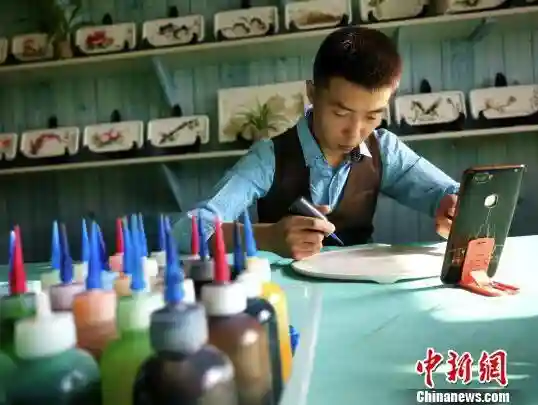 90后小伙用果酱画画：花鸟鱼虫活灵活现