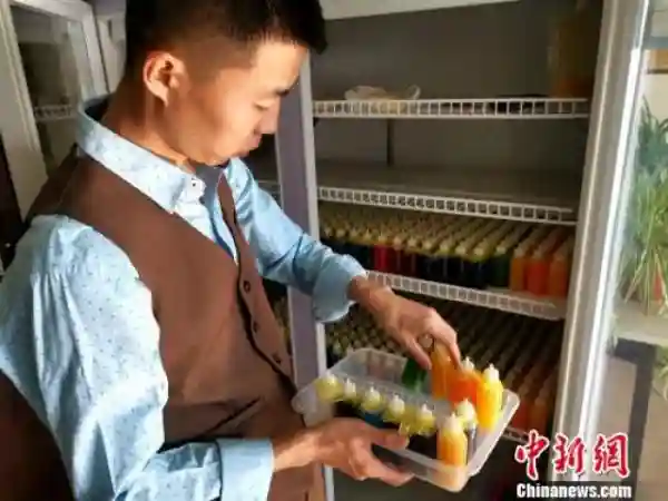 90后小伙用果酱画画：花鸟鱼虫活灵活现