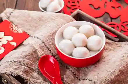 你知道吗？元宵是“滚”出来的，汤圆是“包”出来的