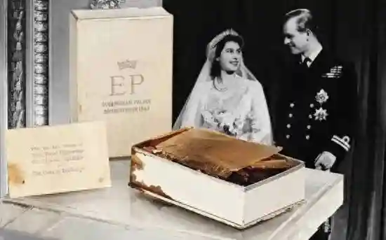 英国女王结婚蛋糕切块拍出高价