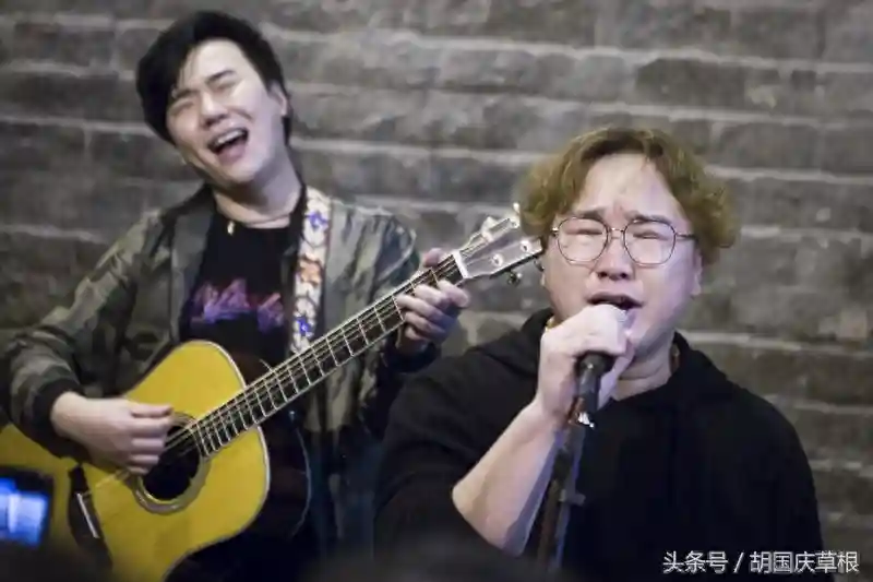 西安“听南门说”乐队爆红网络 大张伟慕名打卡 粉丝打飞的来听歌