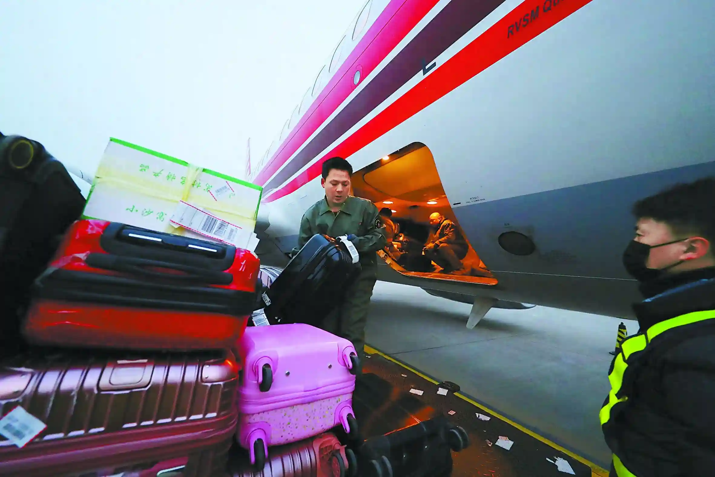 实拍百年南苑机场的最后一场春运，这一张张面孔依旧朝气蓬勃