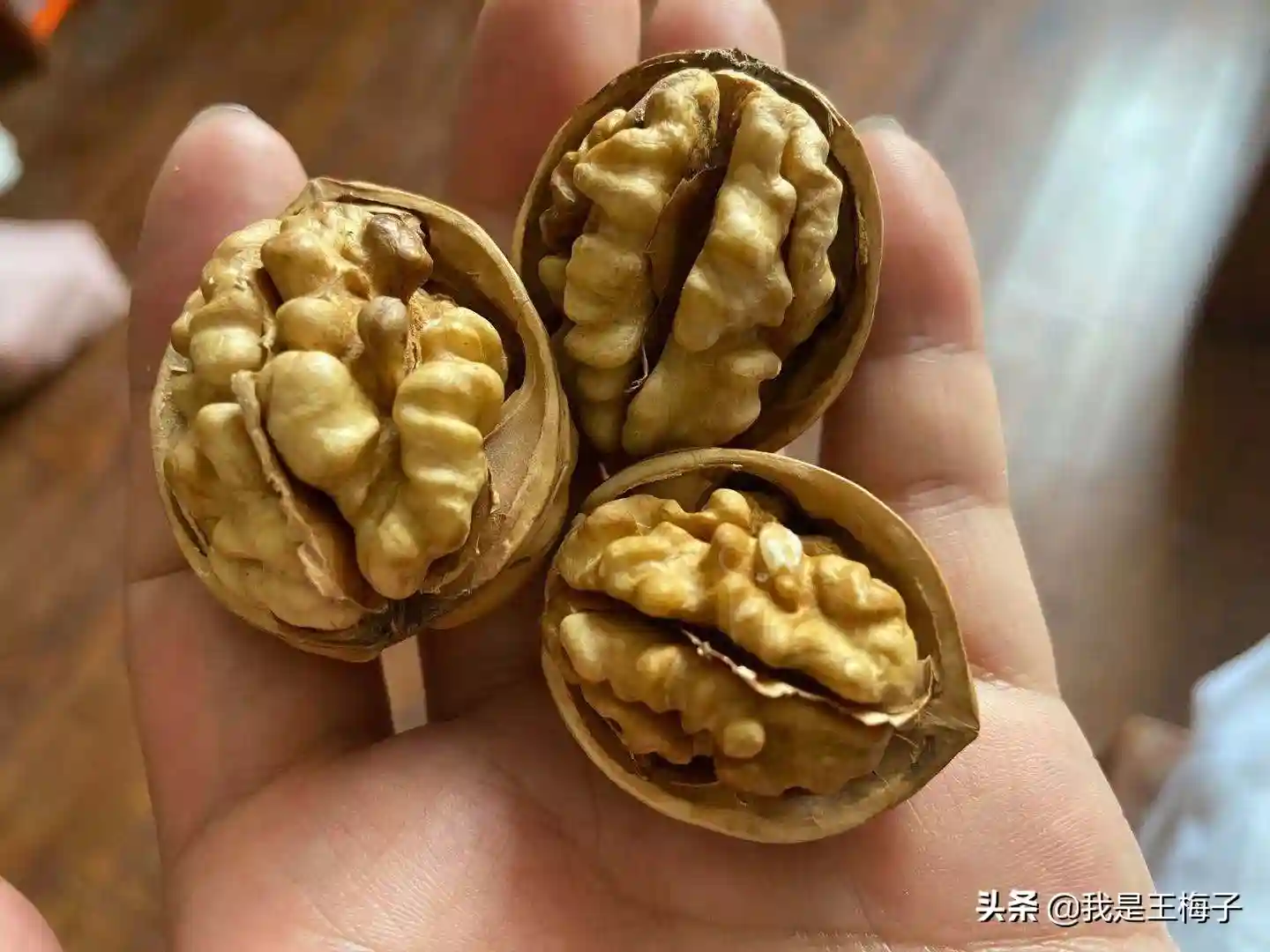 新疆阿克苏纸皮核桃怎么加工的？女孩单手一捏就能开，还油香酥脆