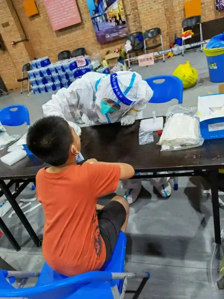 “作业写完了吗？”核酸检测现场，这一幕让人想笑又想哭