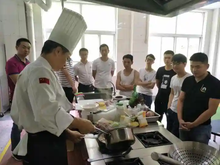 “欧陆风情”更添味 青田将“红酒西餐师”纳入常规性培养