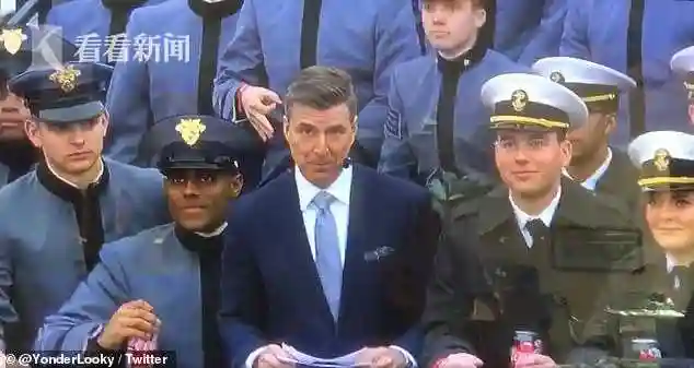 西点军校学员电视直播比赛上比划“白人至上”手势 特朗普也在场