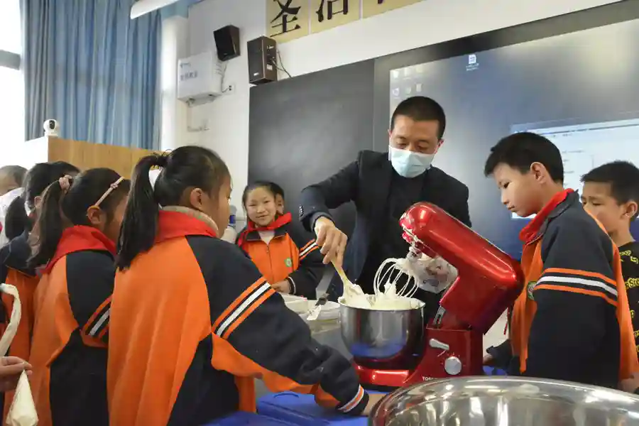 圣莲岛小学学生学习制作蛋糕 体会劳动快乐与收获