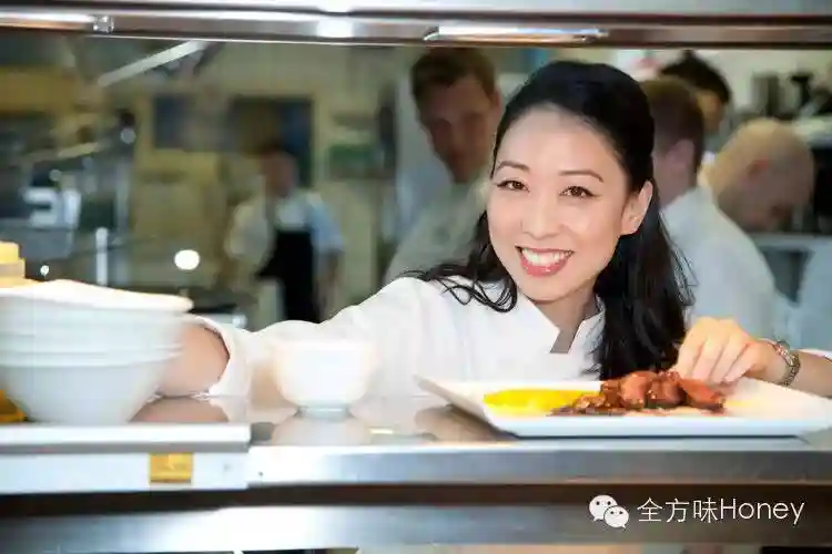 哥伦比亚大学毕业的投行金融女，辞职后当起了美女厨师