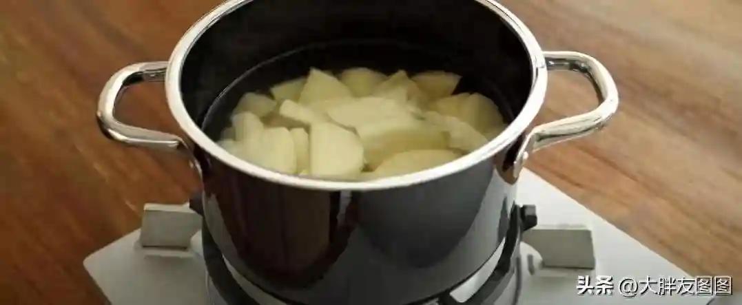 土豆鸡蛋挞， 没有面粉，外层脆脆的，里面软呼呼