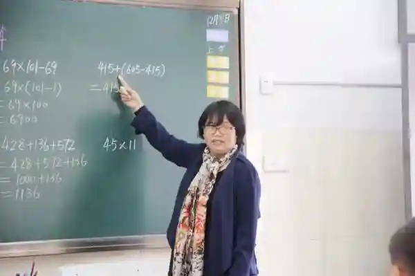 这位小学教师 用35年付出完美诠释职业精神