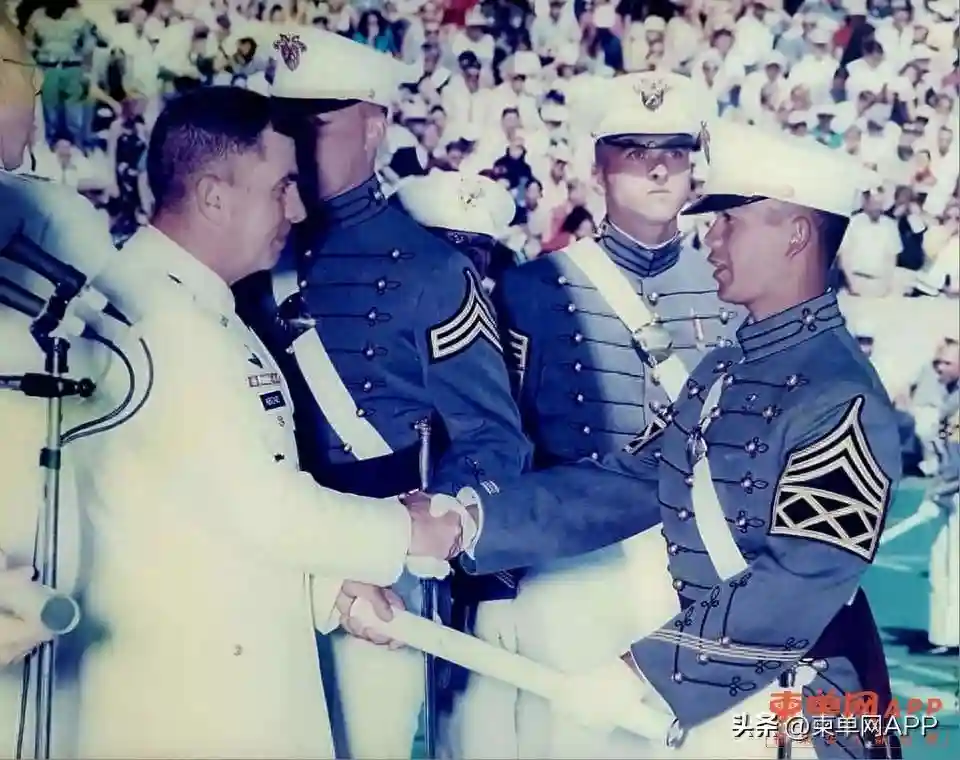 美国防长即将访柬，洪玛耐晒西点军校毕业照