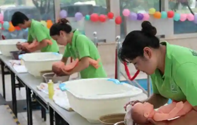 30岁海归女，北京当保姆5年月薪15000，却被母亲拉黑：给我们丢人