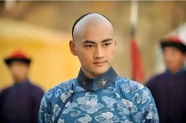 来看望因十三阿哥被罚跪的若曦，十四阿哥笑着离开，四阿哥哭着走