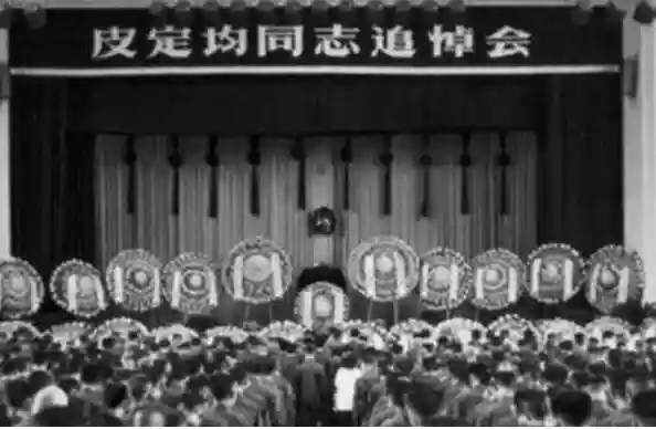 皮定均在朝鲜期间，欣赏并提拔一个新兵，殉职后老兵在遗像前长跪