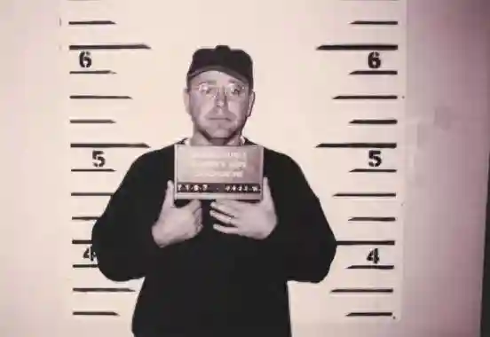 哈里斯竞选搭档沃尔兹被挖“黑历史”：醉驾被捕、“逃兵”……