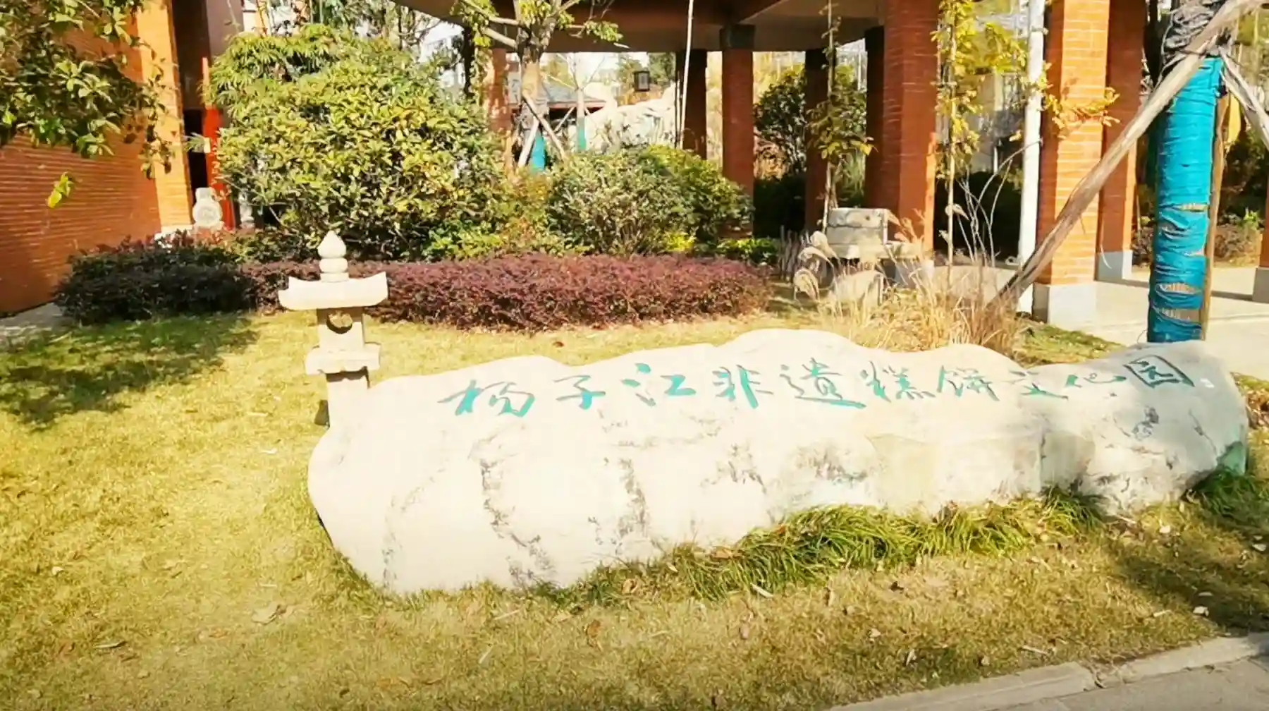 一座纯粹的糕点文化园，建在武汉江夏工业园里，遍布传统国风元素