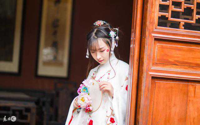 小说：她向相公献上了两辈子的初吻，虽然有点别扭但感觉不错