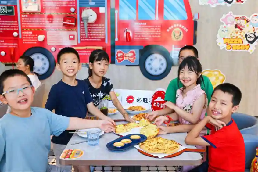 北京必胜客夏日爆浆榴莲季开启，披萨大师梦幻联动《蛋仔派对》