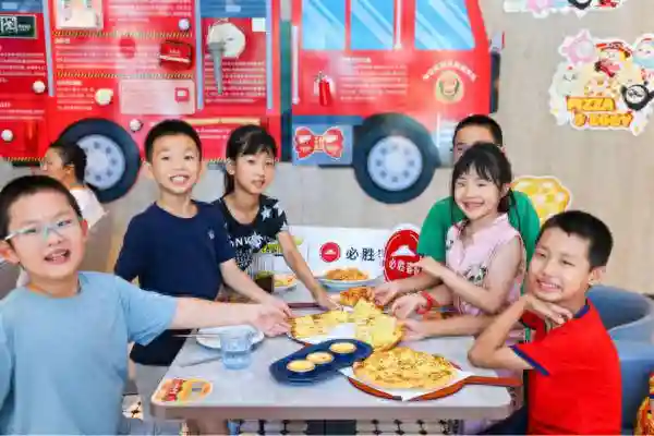 北京必胜客夏日爆浆榴莲季开启，披萨大师梦幻联动《蛋仔派对》