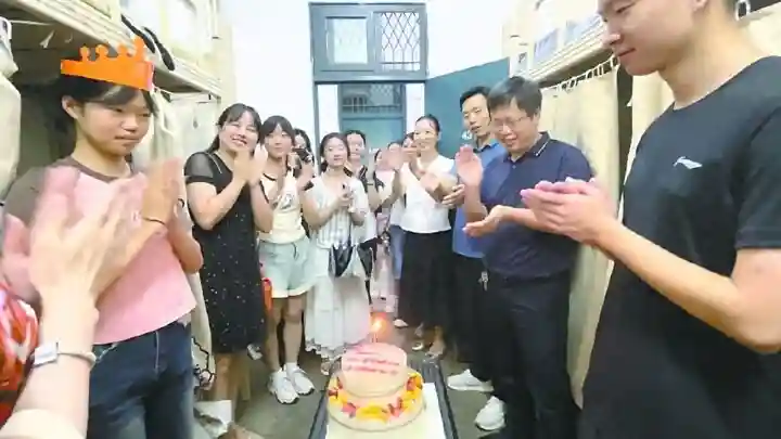 好暖！新生生日当天报到 学校送上定制蛋糕