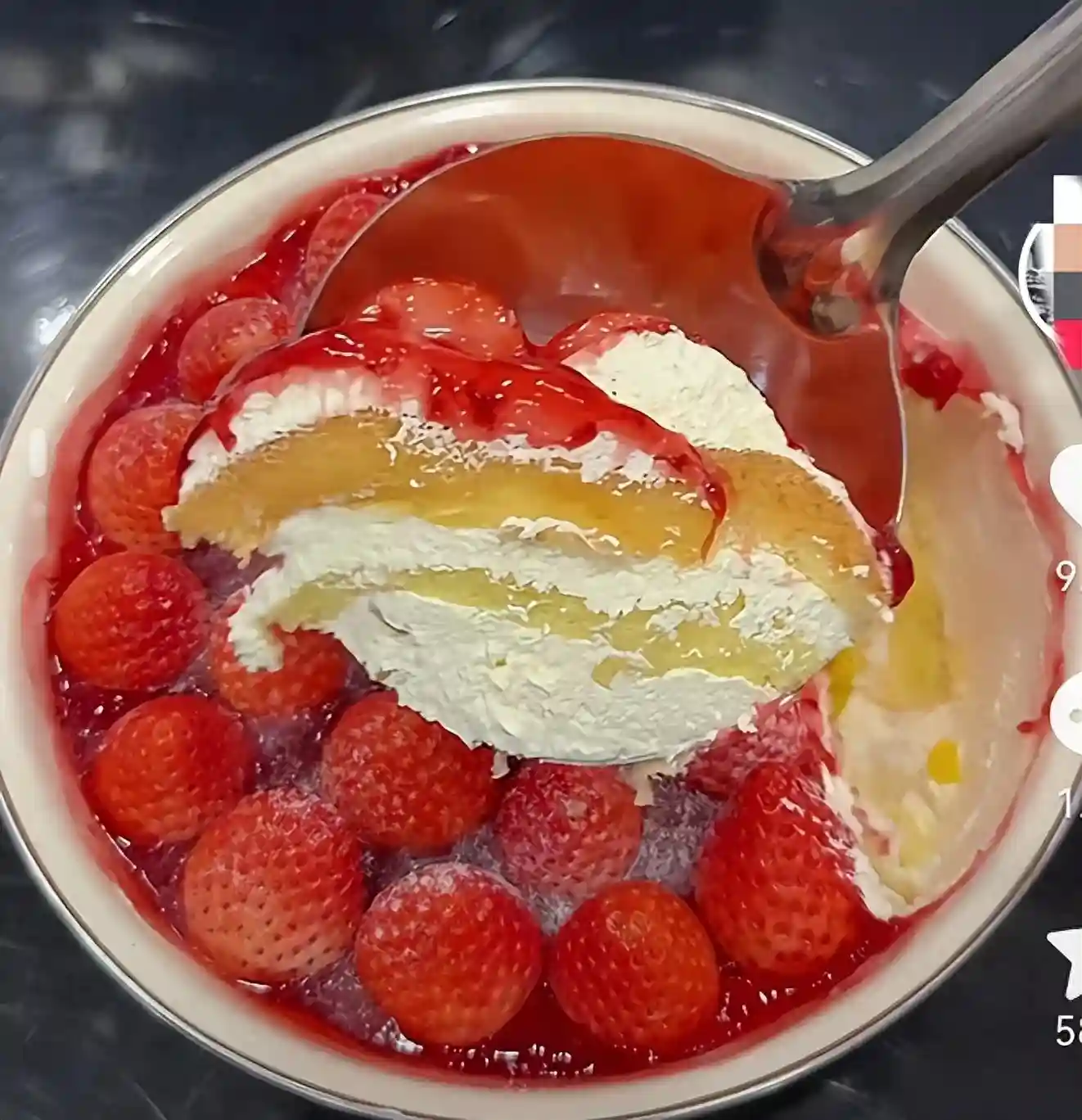 被挂上热搜的“搪瓷盆蛋糕”，暴露了专坑中国年轻人的新型骗局