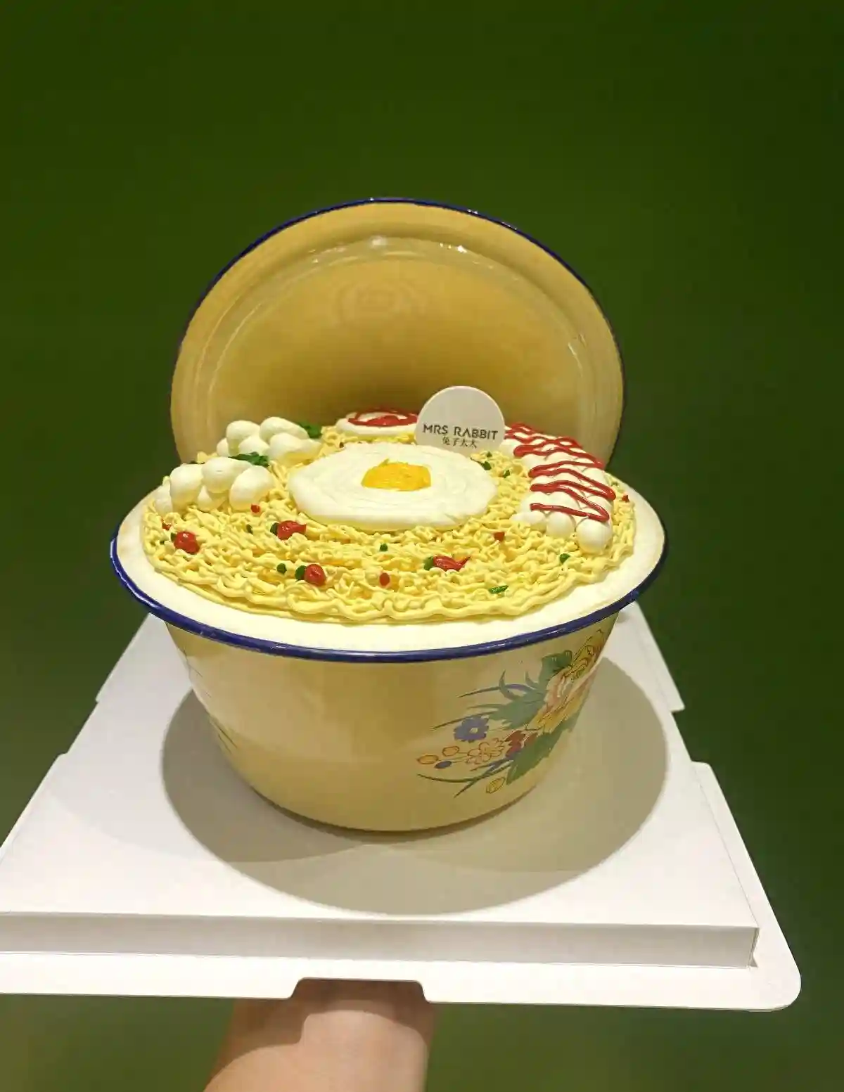 搪瓷盆蛋糕：网红浪潮中的文化符号与社会洞察