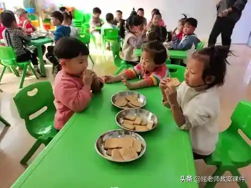 屈老师小班社会教案《朋友夹心饼干》