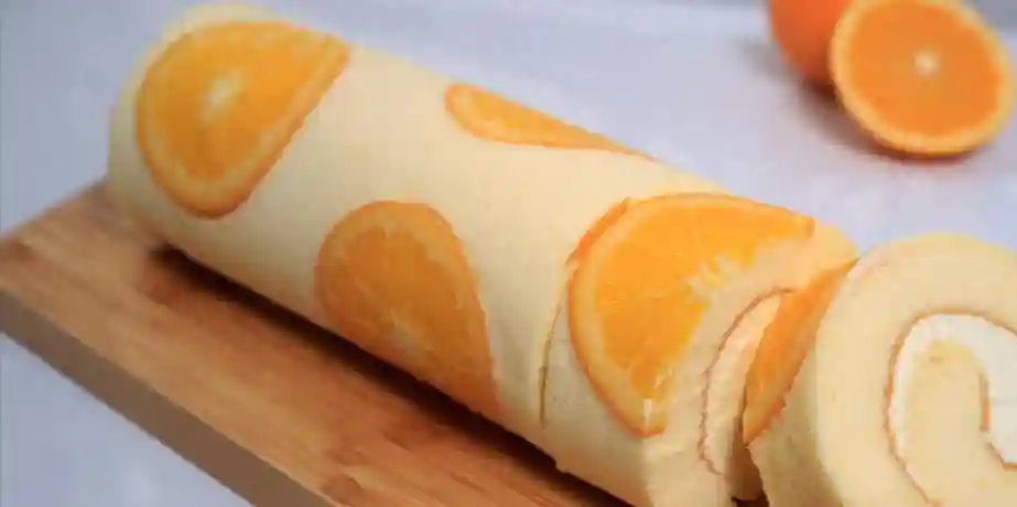 入口即化，口味清淡绵软，鲜橙蛋糕卷做法简单，颜值高，口感好！