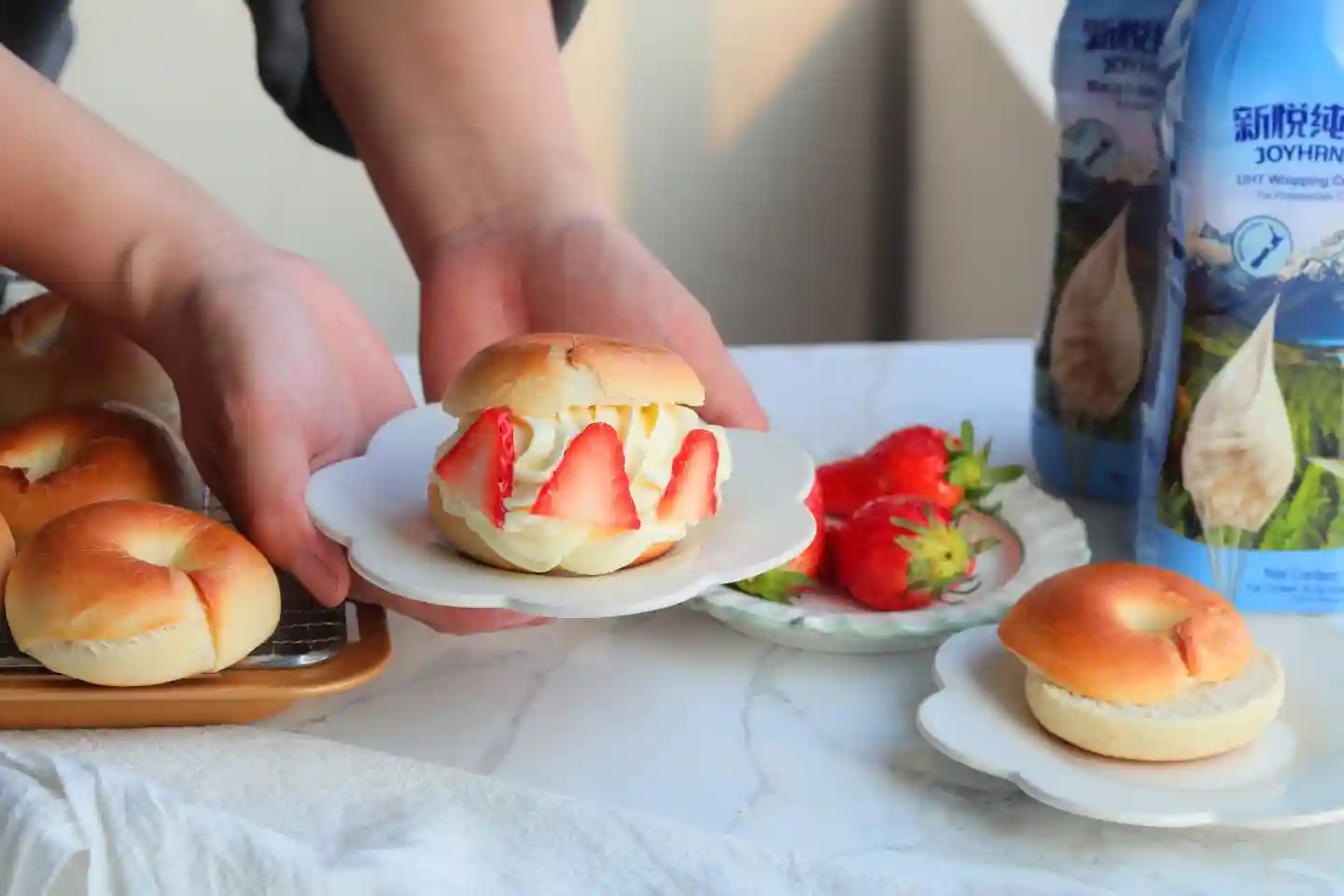 草莓厚奶油贝果，硬质面包的口感和绵密宣软的奶油的完美结合！