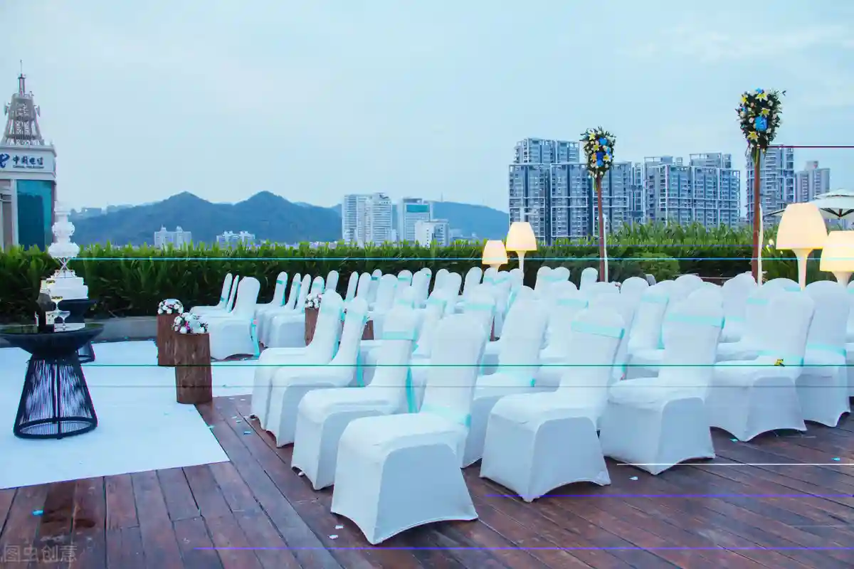 户外婚礼受到新人的热捧，什么样的布置可以让婚礼变得高大上呢？