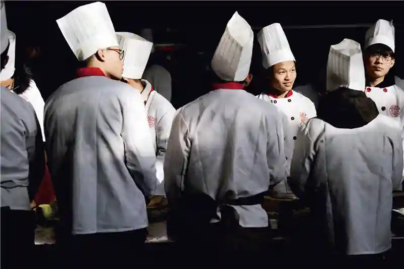 在高级技工仅占产业工人5%，缺口达近千万人的中国，蓝翔的就业神话是顺应时势，还是得益于“洗脑”广告？