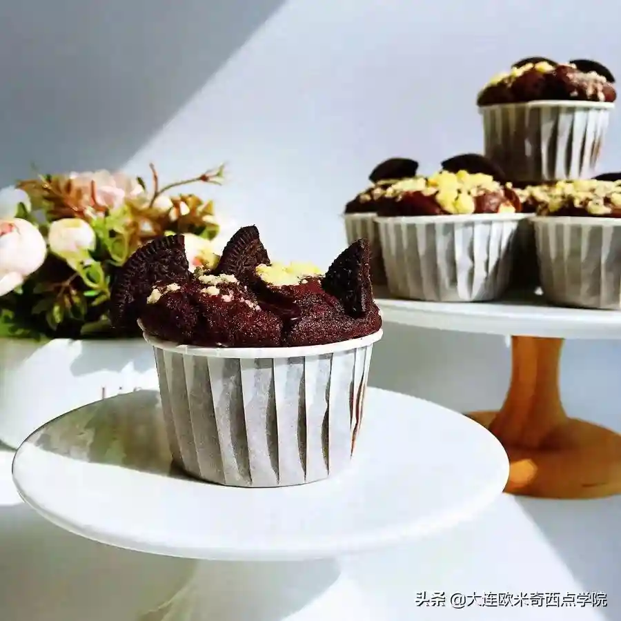 「酥粒熔岩马芬蛋糕」口感湿润，一点也不会很干