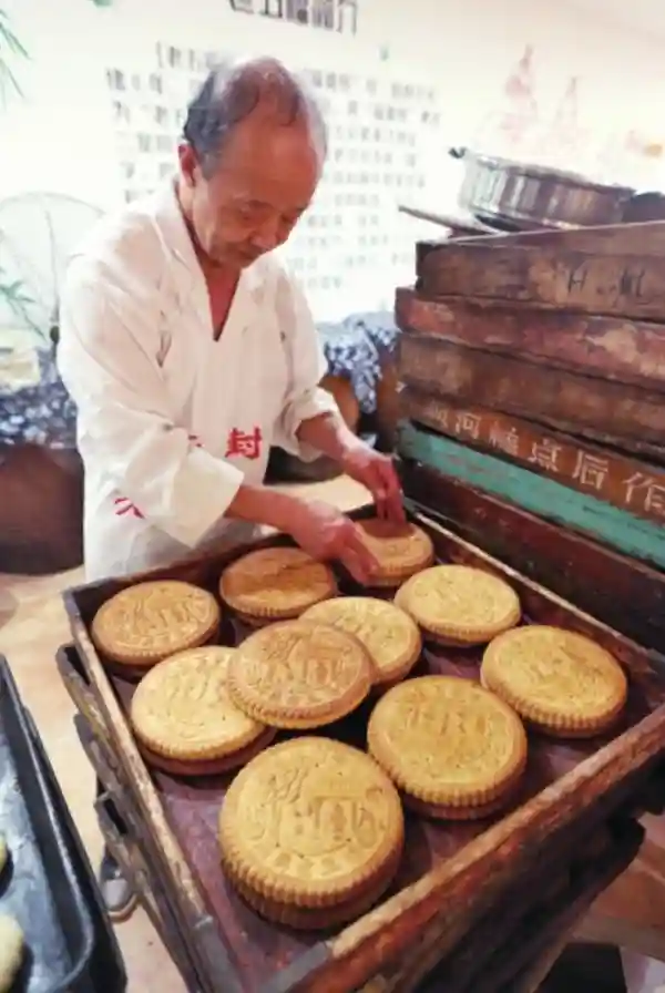 老手艺守护着开封古城的老味道 中秋节来看糕点师傅背后的故事