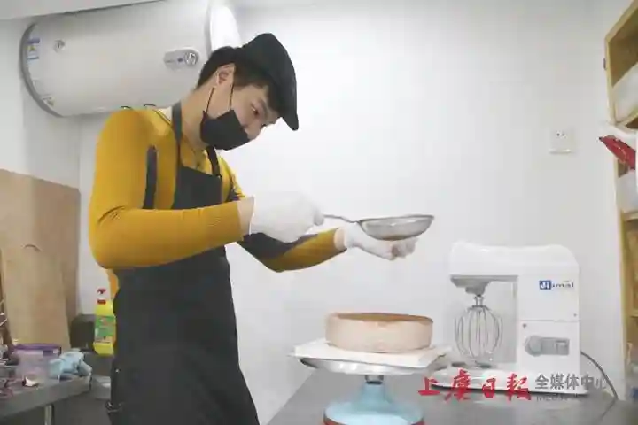 因爱转变，建筑小哥化身甜品师