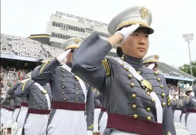 西点军校毕业生是如何分配的，毕业后能拿多少钱？