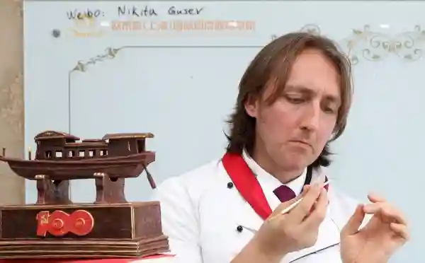 上海这个“老外”用巧克力和翻糖做出“中共一大会址”，惟妙惟肖……