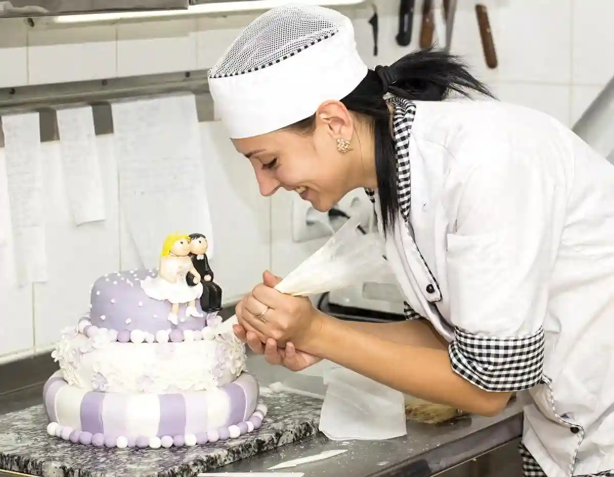 蛋糕裱花师证书值得报考吗？怎么报考？就业方向有啥？