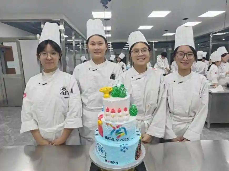 燃情亚冬 闪耀尔滨——裱花教师携手哈现代学生共制亚冬会主题蛋糕