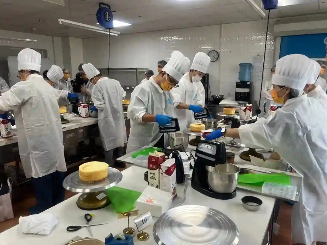 来一场技艺和创意的比拼！九亭镇食品行业职工蛋糕裱花赛举行