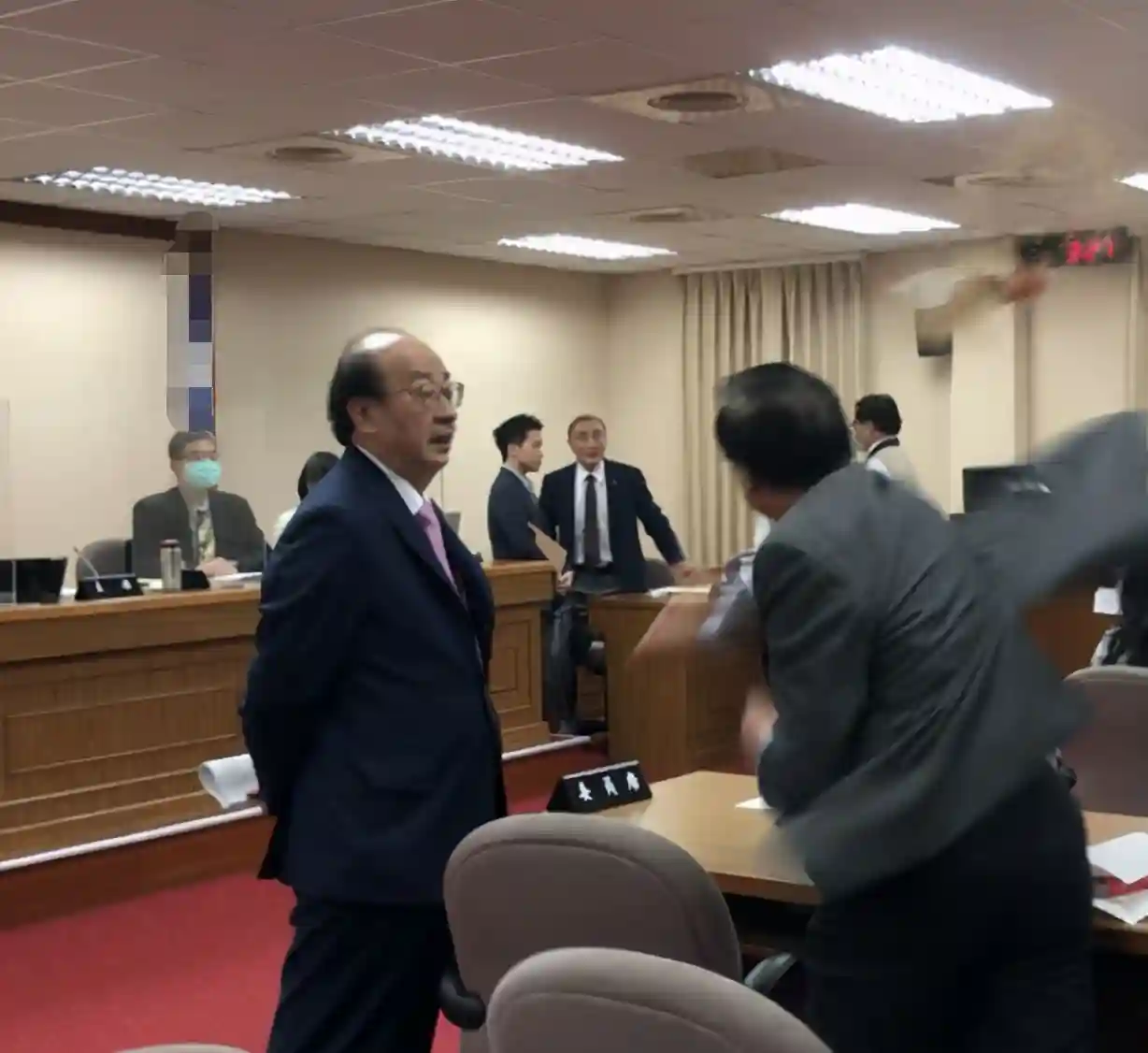 又乱了！台前“防长”与国民党“立委”扭打，被泼咖啡