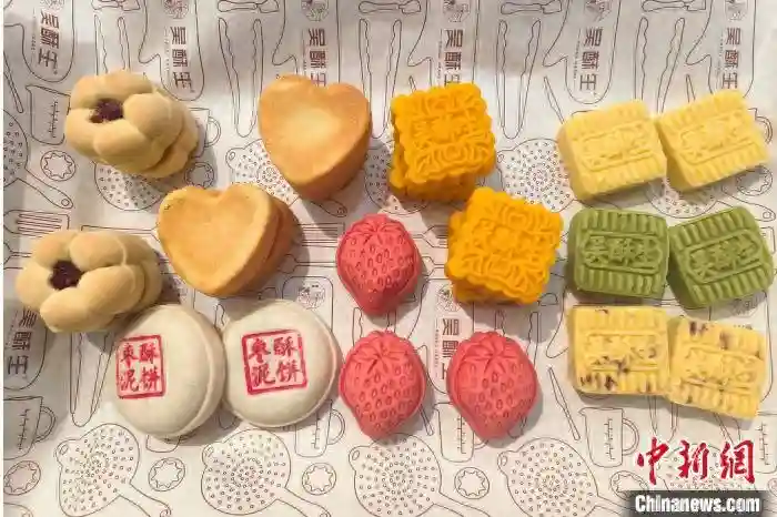 （神州写真）传统糕点牵手新国潮 老字号焕新走俏
