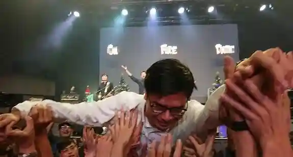 陈其迈败选后解放形象大玩“人体冲浪” 网友：他最近嗑了什么