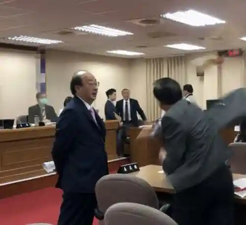 尴尬！台前“防长”与国民党“立委”扭打成一团