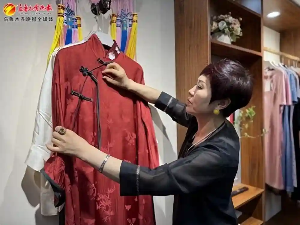 考试季讨“好彩头” 中式糕点、寓意旗袍走俏