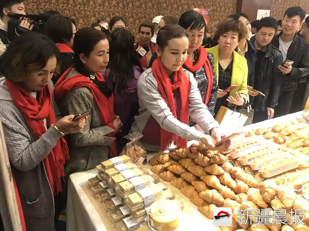 和田小村10名“烘焙控”来乌鲁木齐学技术，数百种糕点一一拍下来